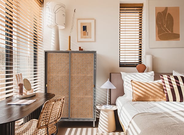 Sfeerimpressie van een hotelkamer in het strandhotel met bed en kast.