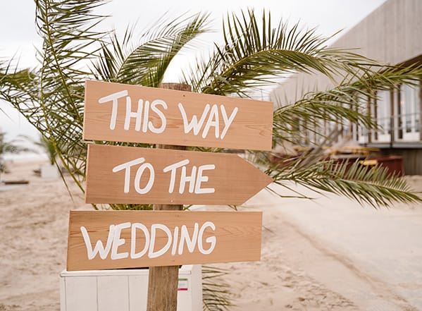 Wegwijzerbord met de tekst This way to the wedding erop.