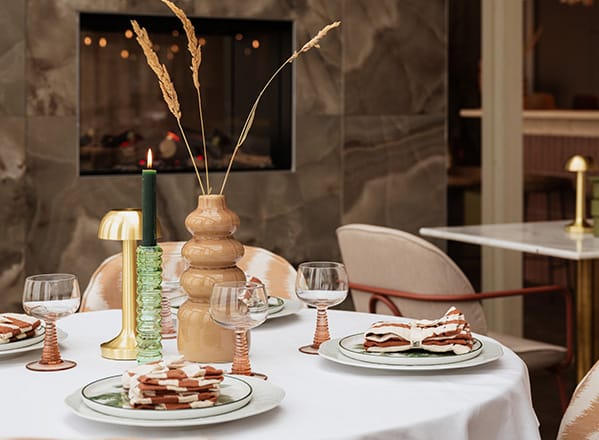 sfeerimpressie van een gedekte tafel in het strandpaviljoen